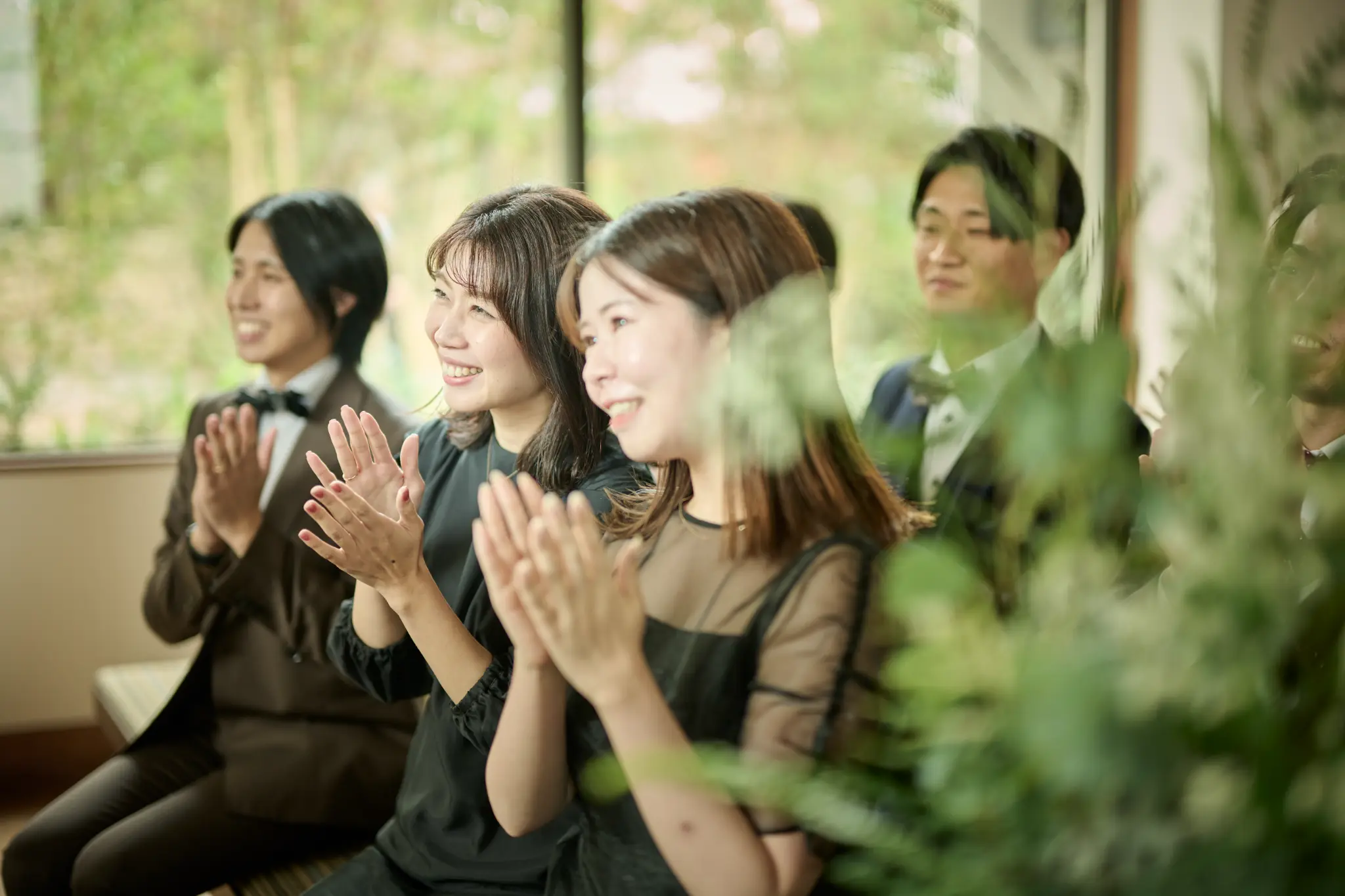 笑顔で拍手するゲストたち